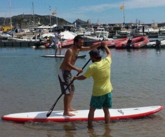 clase de paddle surf en el puerto